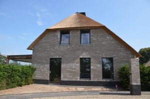 drijvers-oisterwijk-riet-gedekt-bakstenen-hout-gevel-bijgebouw-carport-schoorsteen-ramen-deuren-villa-exterieur (1)