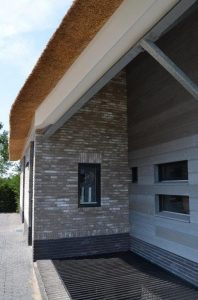 drijvers-oisterwijk-riet-gedekt-bakstenen-hout-gevel-bijgebouw-carport-schoorsteen-ramen-deuren-villa-exterieur (11)