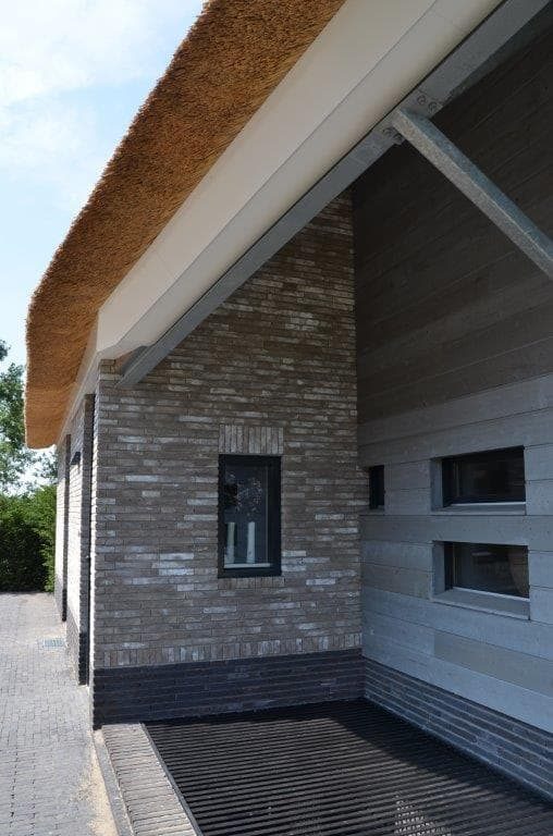 drijvers-oisterwijk-riet-gedekt-bakstenen-hout-gevel-bijgebouw-carport-schoorsteen-ramen-deuren-villa-exterieur (11)