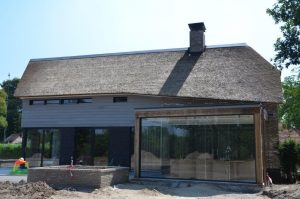 drijvers-oisterwijk-riet-gedekt-bakstenen-hout-gevel-bijgebouw-carport-schoorsteen-ramen-deuren-villa-exterieur (12)