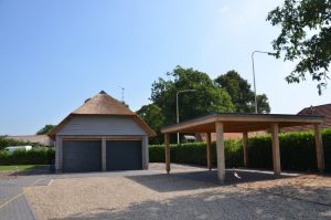 drijvers-oisterwijk-riet-gedekt-bakstenen-hout-gevel-bijgebouw-carport-schoorsteen-ramen-deuren-villa-exterieur (2)