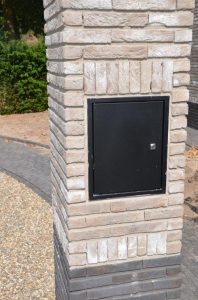 drijvers-oisterwijk-riet-gedekt-bakstenen-hout-gevel-bijgebouw-carport-schoorsteen-ramen-deuren-villa-exterieur (4)
