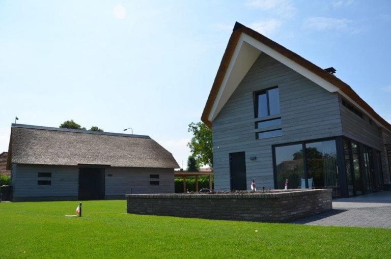 drijvers-oisterwijk-riet-gedekt-bakstenen-hout-gevel-bijgebouw-carport-schoorsteen-ramen-deuren-villa-exterieur (7)