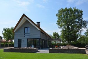 drijvers-oisterwijk-riet-gedekt-bakstenen-hout-gevel-bijgebouw-carport-schoorsteen-ramen-deuren-villa-exterieur (8)