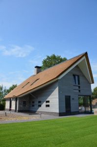 drijvers-oisterwijk-riet-gedekt-bakstenen-hout-gevel-bijgebouw-carport-schoorsteen-ramen-deuren-villa-exterieur (9)