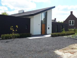 drijvers-oisterwijk-nieuwbouw-lessenaarsdak-dakpannen-wit-stucwerk-modern-strak-exterieur-bakstenen-ramen-grote-pui (11)