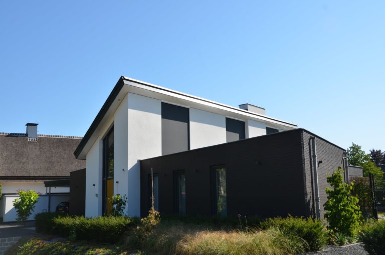 drijvers-oisterwijk-nieuwbouw-lessenaarsdak-dakpannen-wit-stucwerk-modern-strak-exterieur-bakstenen-ramen-grote-pui (2)-min