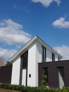 drijvers-oisterwijk-nieuwbouw-lessenaarsdak-dakpannen-wit-stucwerk-modern-strak-exterieur-bakstenen-ramen-grote-pui (3)