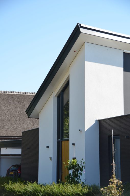 drijvers-oisterwijk-nieuwbouw-lessenaarsdak-dakpannen-wit-stucwerk-modern-strak-exterieur-bakstenen-ramen-grote-pui (3)-min