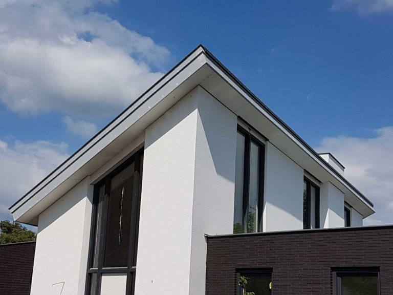 drijvers-oisterwijk-nieuwbouw-lessenaarsdak-dakpannen-wit-stucwerk-modern-strak-exterieur-bakstenen-ramen-grote-pui (4)
