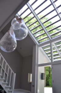 drijvers-oisterwijk-nieuwbouw-verbouwing-trap-interieur-modern-strak-verlichting-armaturen-tegel-blauw-accesoires-sfeer-behang (1)-min