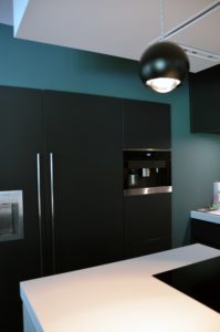 drijvers-oisterwijk-nieuwbouw-verbouwing-interieur-keuken-apparatenkast-eiland-modern-strak-verlichting-armaturen-tegel-blauw-accesoires-sfeer-behang (2)-min