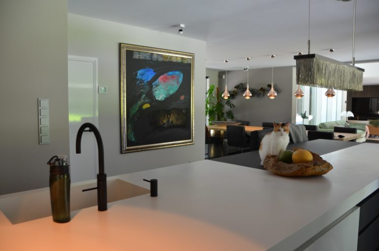 drijvers-oisterwijk-nieuwbouw-verbouwing-interieur-modern-strak-keuken-eiland-verlichting-armaturen-tegel-blauw-accesoires-sfeer-behang (3)-min