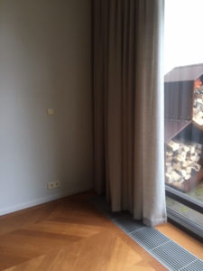 drijvers-oisterwijk-interieur-modern-tapijt-gordijnen-mudroom-grijs (1)