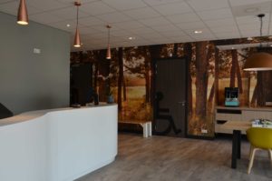 drijvers-oisterwijk-veterinair-centrum-modern-interieur-nieuwbouw-natuur-dieren-verlichting-rood-strak (10)