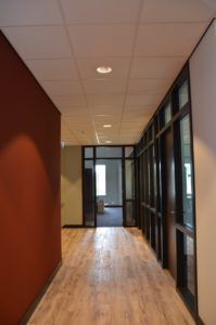 drijvers-oisterwijk-veterinair-centrum-modern-interieur-nieuwbouw-natuur-dieren-verlichting-rood-strak (10)-min