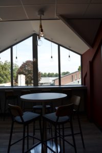 drijvers-oisterwijk-veterinair-centrum-modern-interieur-nieuwbouw-natuur-dieren-verlichting-rood-strak (14)-min