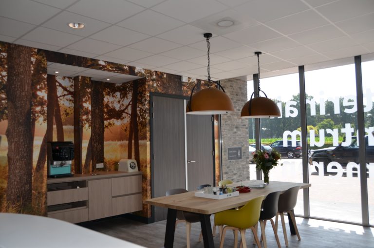 drijvers-oisterwijk-veterinair-centrum-koffiecorner-entree-fotobehang-modern-interieur-nieuwbouw-natuur-dieren-verlichting-rood-strak (2)-min