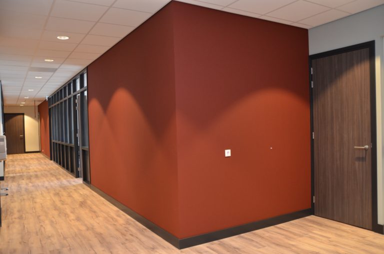 drijvers-oisterwijk-veterinair-centrum-modern-interieur-nieuwbouw-natuur-dieren-verlichting-rood-strak (21)-min