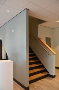 drijvers-oisterwijk-veterinair-centrum-trap-modern-interieur-nieuwbouw-natuur-dieren-verlichting-rood-strak (25)-min