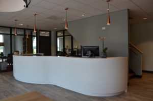 drijvers-oisterwijk-veterinair-centrum-modern-interieur-nieuwbouw-natuur-dieren-verlichting-rood-strak (28)-min