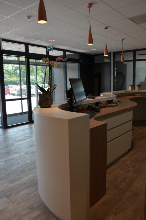 drijvers-oisterwijk-veterinair-centrum-balie-entree-modern-interieur-nieuwbouw-natuur-dieren-verlichting-rood-strak (29)-min