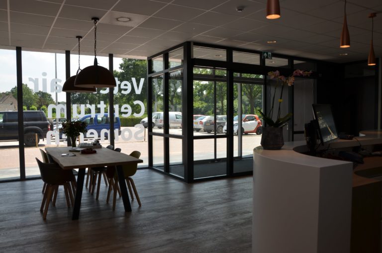 drijvers-oisterwijk-veterinair-entree-verlichting-centrum-modern-interieur-nieuwbouw-natuur-dieren-verlichting-rood-strak (33)-min