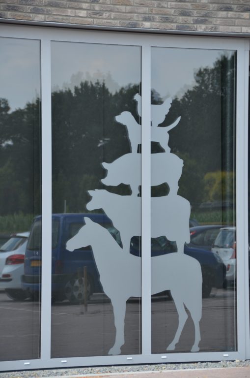 drijvers-oisterwijk-veterinair-centrum-modern-sticker-gevel-dieren-interieur-nieuwbouw-natuur-dieren-verlichting-rood-strak (35)-min