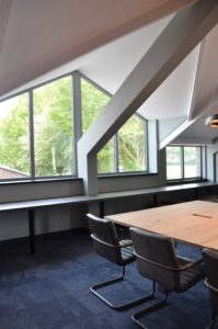 drijvers-oisterwijk-veterinair-centrum-modern-interieur-nieuwbouw-natuur-dieren-verlichting-rood-strak (8)