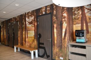 drijvers-oisterwijk-veterinair-centrum-modern-interieur-nieuwbouw-natuur-dieren-verlichting-rood-strak.(5)-min