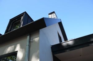 drijvers-oisterwijk-exterieur-particulier-woonhuis-villa-wit-stucwerk-zwart-kozijn-hout-spant-pannendak-dakkapel-modern (5)