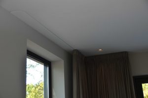 drijvers-oisterwijk-interieur-woonhuis-gordijn-rails-villa-modern-hout-particulier-zwart-staal-strak (12)