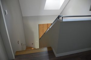 drijvers-oisterwijk-interieur-woonhuis-trap-hal-vide-villa-modern-hout-particulier-zwart-staal-strak (16)