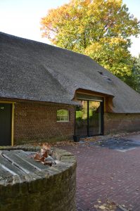 drijvers-oisterwijk-interieur-houten-spant-schoon-metselwerk-gietvloer-wit-stucwerk-verlichting-lichtplan-boerderij-landelijk-modern-rieten-kap-bakstenen-luiken (1)-min