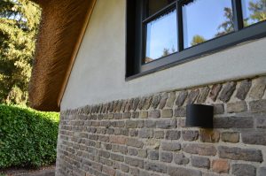 drijvers-oisterwijk-interieur-houten-spant-schoon-metselwerk-gietvloer-wit-stucwerk-verlichting-lichtplan-boerderij-landelijk-modern-rieten-kap-bakstenen-luiken (13)-min