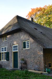 drijvers-oisterwijk-interieur-houten-spant-schoon-metselwerk-gietvloer-wit-stucwerk-verlichting-lichtplan-boerderij-landelijk-modern-rieten-kap-bakstenen-luiken (21)-min