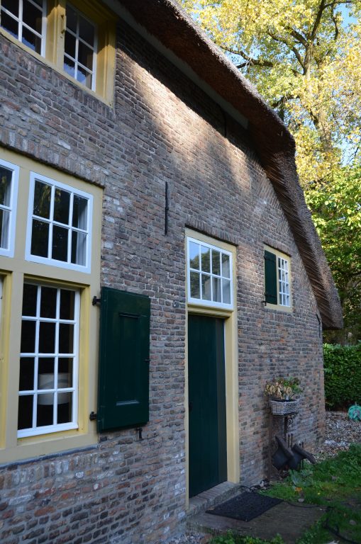 drijvers-oisterwijk-interieur-houten-spant-schoon-metselwerk-gietvloer-wit-stucwerk-verlichting-lichtplan-boerderij-landelijk-modern-rieten-kap-bakstenen-luiken (28)-min