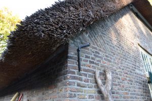 drijvers-oisterwijk-interieur-houten-spant-schoon-metselwerk-gietvloer-wit-stucwerk-verlichting-lichtplan-boerderij-landelijk-modern-rieten-kap-bakstenen-luiken (29)-min