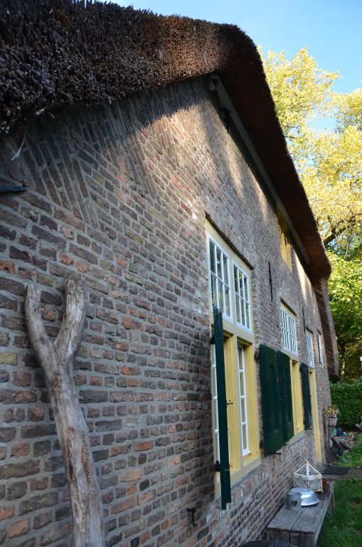 drijvers-oisterwijk-interieur-houten-spant-schoon-metselwerk-gietvloer-wit-stucwerk-verlichting-lichtplan-boerderij-landelijk-modern-rieten-kap-bakstenen-luiken (30)-min