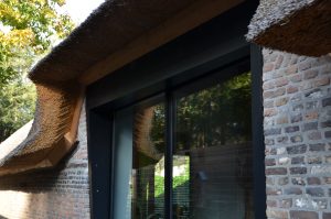 drijvers-oisterwijk-interieur-houten-spant-schoon-metselwerk-gietvloer-wit-stucwerk-verlichting-lichtplan-boerderij-landelijk-modern-rieten-kap-bakstenen-luiken (34)-min