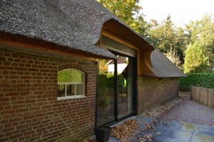 drijvers-oisterwijk-interieur-houten-spant-schoon-metselwerk-gietvloer-wit-stucwerk-verlichting-lichtplan-boerderij-landelijk-modern-rieten-kap-bakstenen-luiken (4)-min