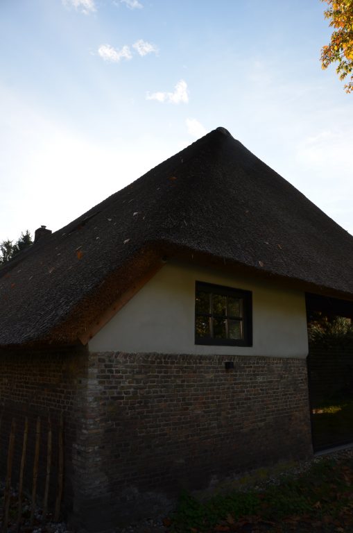 drijvers-oisterwijk-interieur-houten-spant-schoon-metselwerk-gietvloer-wit-stucwerk-verlichting-lichtplan-boerderij-landelijk-modern-rieten-kap-bakstenen-luiken (6)-min