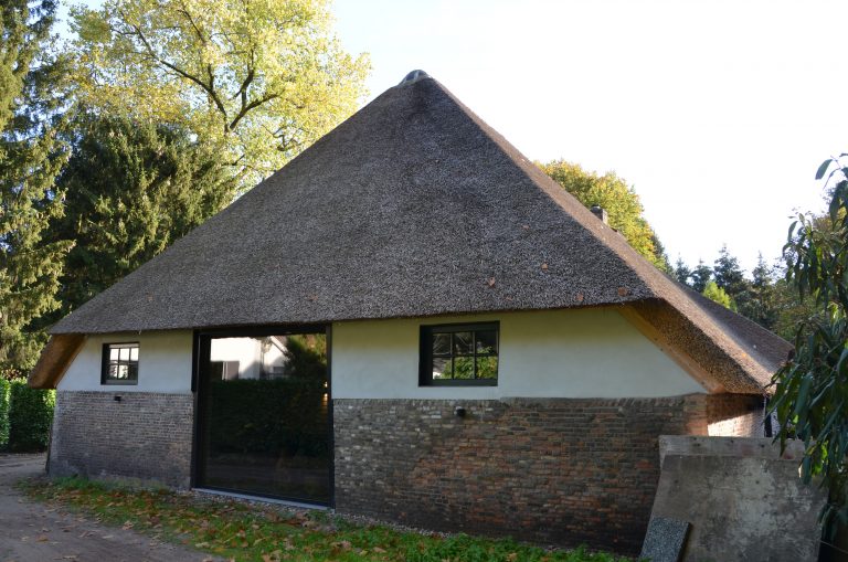 drijvers-oisterwijk-interieur-houten-spant-schoon-metselwerk-gietvloer-wit-stucwerk-verlichting-lichtplan-boerderij-landelijk-modern-rieten-kap-bakstenen-luiken (7)-min