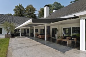 drijvers-oisterwijk-verbouwing-exterieur-dakpannen-hout-wit-stuc-buitenhaard-vijver (13)