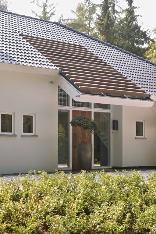 drijvers-oisterwijk-verbouwing-exterieur-dakpannen-hout-wit-stuc-buitenhaard-vijver (4)