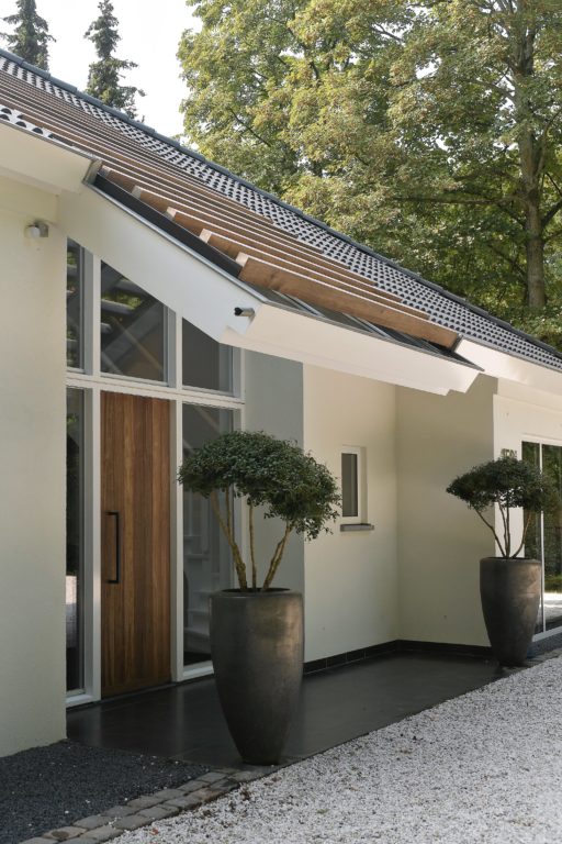 drijvers-oisterwijk-verbouwing-exterieur-dakpannen-hout-wit-stuc-buitenhaard-vijver (6)