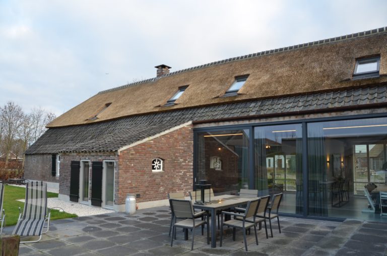 Drijvers-Oistewijk-restauratie-boerderij-riet-gedekt-dakpannen-metswelwerk-hout- (1)