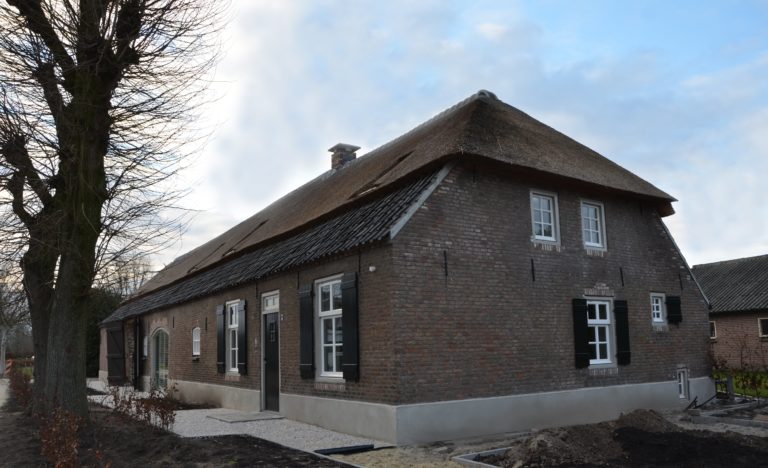 Drijvers-Oistewijk-restauratie-boerderij-riet-gedekt-dakpannen-metswelwerk-hout- (16)