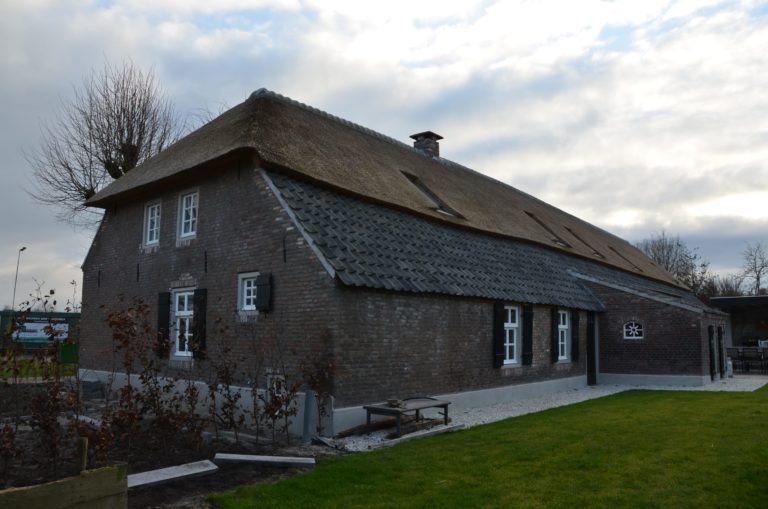 Drijvers-Oistewijk-restauratie-boerderij-riet-gedekt-dakpannen-metswelwerk-hout- (2)