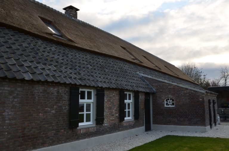 Drijvers-Oistewijk-restauratie-boerderij-riet-gedekt-dakpannen-metswelwerk-hout- (3)